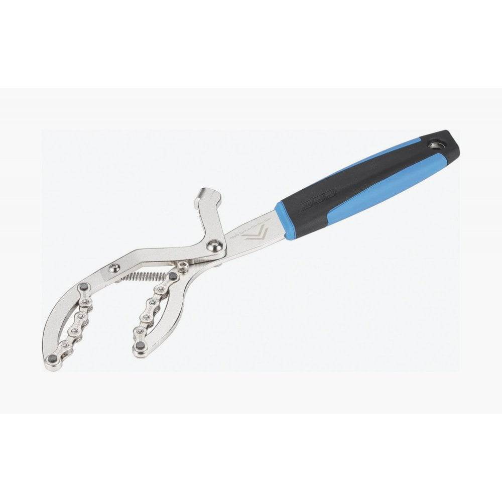 BBB BTL-122 T-RexGrip freewheel turner for 5-12 speed bike cassettes, showing tool with T-RexGrip handle and cassette in workshop setting.