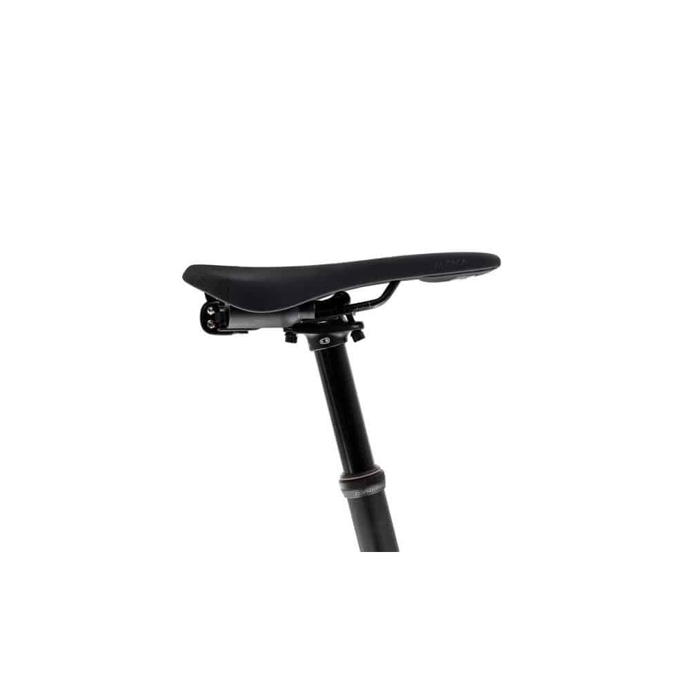 Fizik Gravita Alpaca X5 MTB saddle and tool kit in black, 130mm, with Mobius S-Alloy components and ergonomic design.