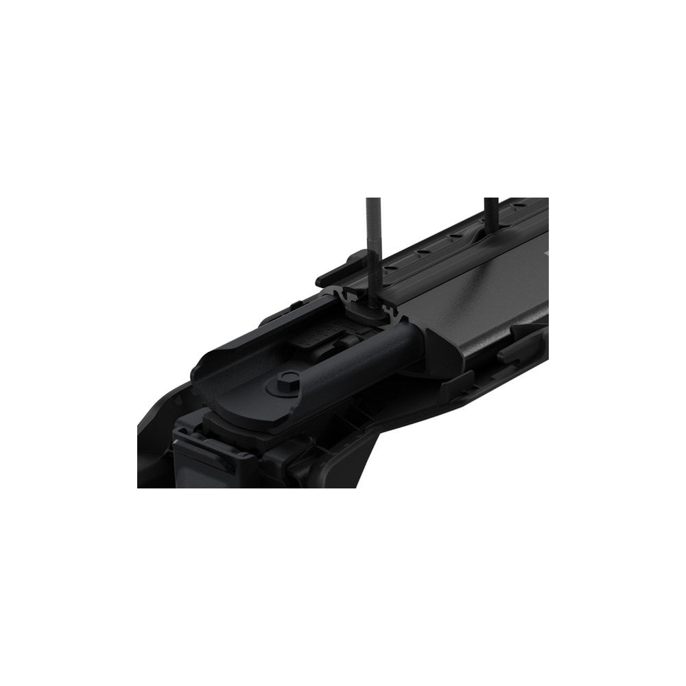 Thule WingBar Edge Evo single roof rack bar with aerodynamic low-noise design, vehicle mounting accessories visible.