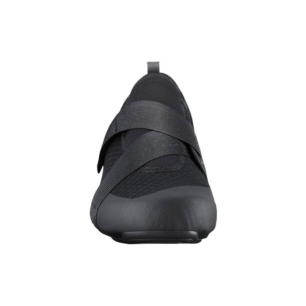 Shimano IC100 indoor cycling road shoes with breathable mesh and SPD compatibility, designed for comfortable indoor cycling.