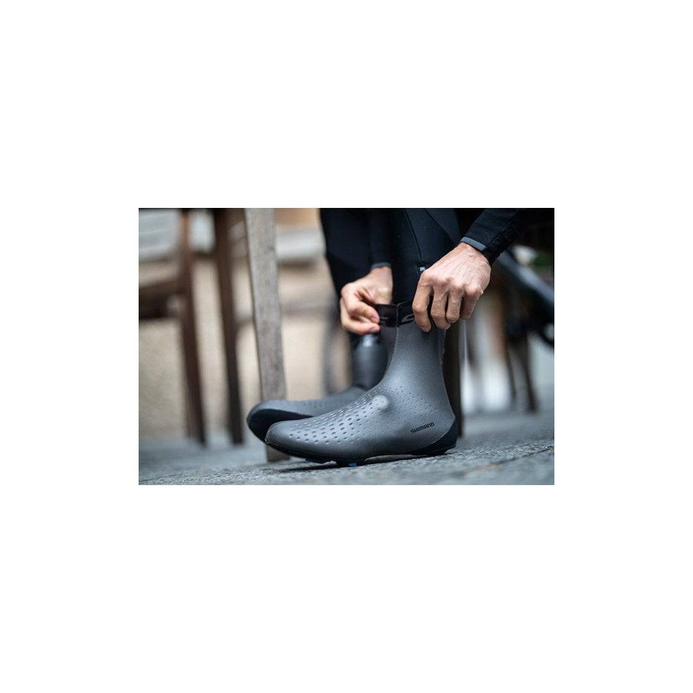 Shimano Men’s S-PHYRE cycling toe overshoes with BOA® Dial for cold weather cycling, shown on a cyclist's feet.