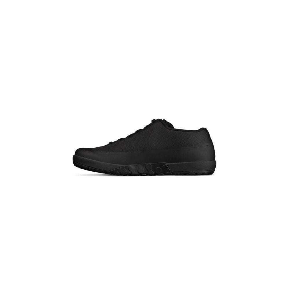 Fizik Gravita Versor MTB shoes with Vibram Megagrip outsole for trail riding, featuring durable cycling shoe design and breathable material.
