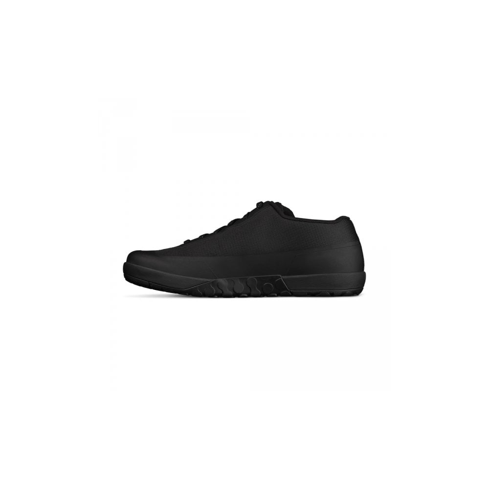 Fizik Gravita Versor MTB shoes with Vibram Megagrip outsole, designed for trail riding and mountain biking, featuring durable clip-in compatibility.