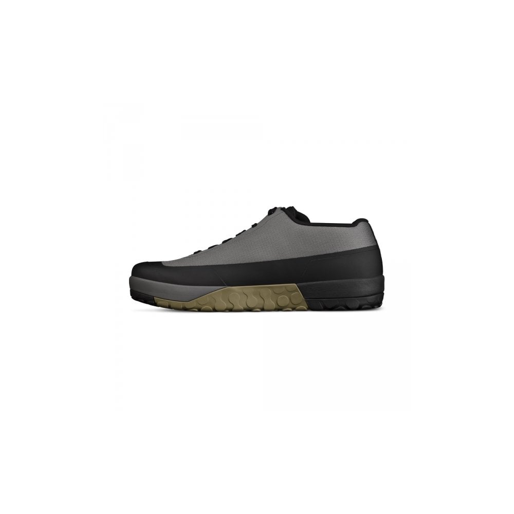 Fizik Gravita Versor MTB shoes with Vibram Megagrip outsole, designed for trail riding, featuring sturdy outdoor cycling footwear.