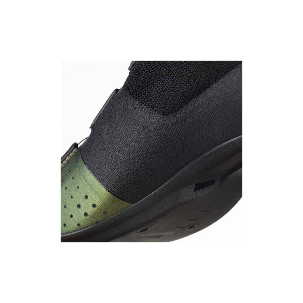 Fizik R4 Tempo Overcurve road cycling shoes with BOA closure and carbon outsole, shown in a close-up of the shoe's design.