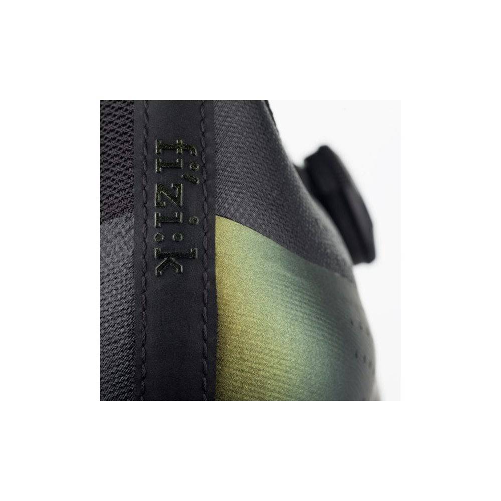 Fizik R4 Tempo Overcurve road cycling shoes with BOA closure and carbon outsole, showing sleek black design and secure fit.