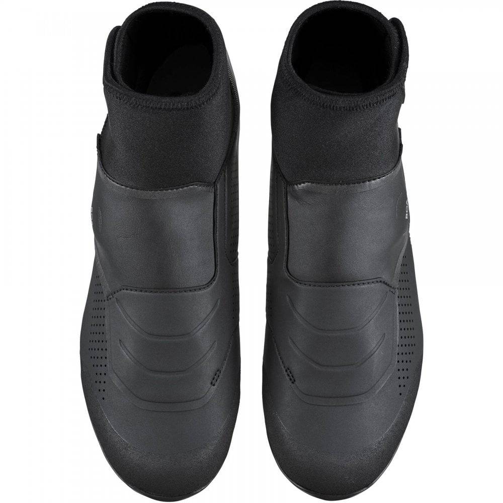 Shimano MW7 GORE-TEX MTB shoes with BOA L6 closure and reflective details, designed for mountain biking comfort and durability.