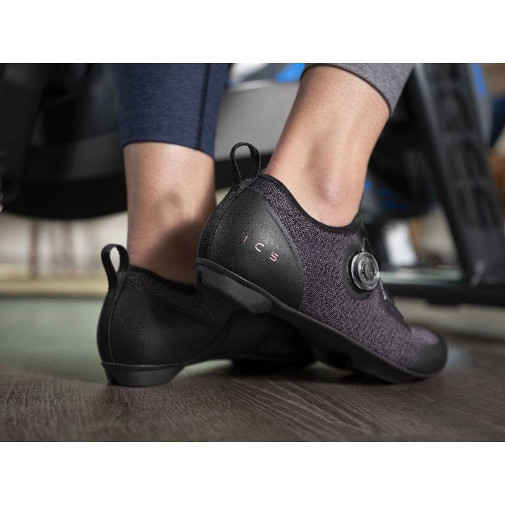 Shimano IC5 MTB shoes with BOA L6 dial closure and anti-bacterial treatment, designed for mountain biking comfort and performance.