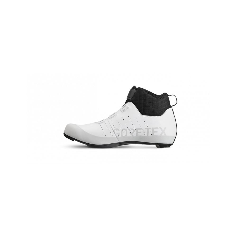 Fizik Tempo Artica R5 GTX winter road cycling shoes with waterproof and insulated design, suitable for cold weather cycling.