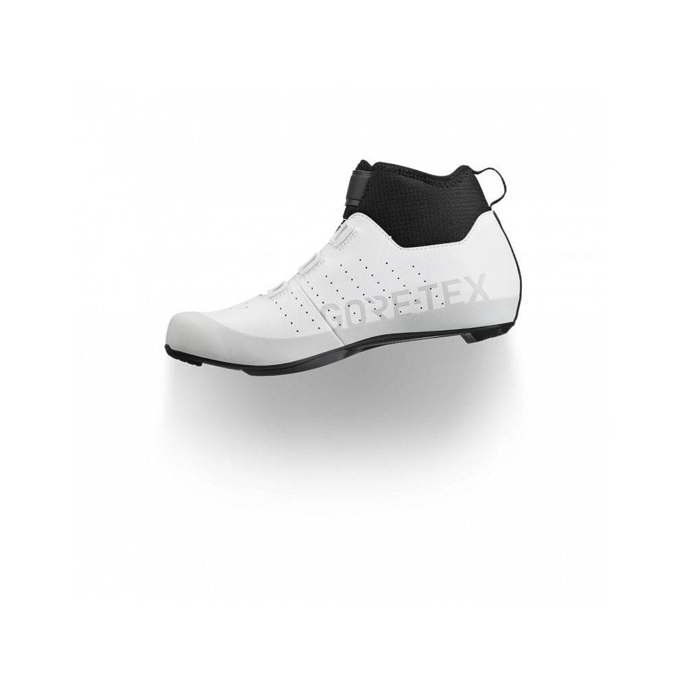 Fizik Tempo Artica R5 GTX winter cycling shoes waterproof insulated with breathable fabric and sturdy sole for road biking.