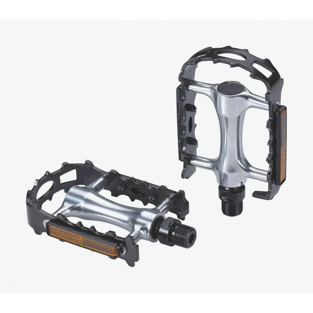 BBB BigFeet 2.0 cycling pedals with dual reflectors and serrated grip for secure pedaling and safety.