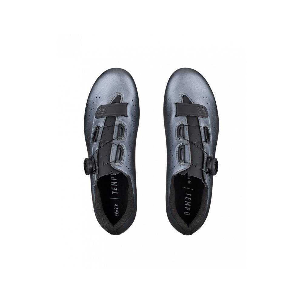Fizik R5 Tempo road cycling shoes with BOA IP1 dial and Velcro strap, black and white, close-up of shoe upper and fastening system