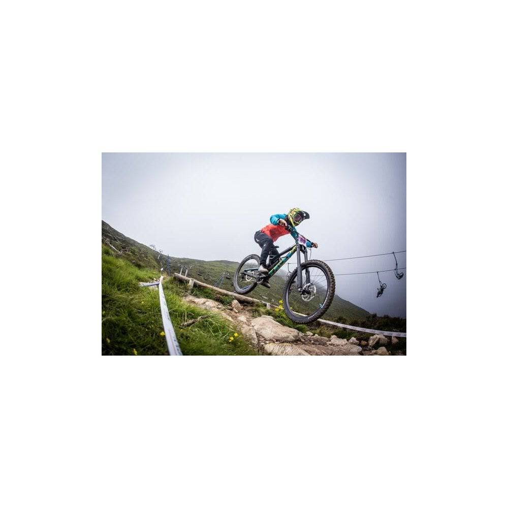 Vittoria Mota Race MTB tyre with graphene and silica featuring rugged tread for superior grip and durability on mountain trails.