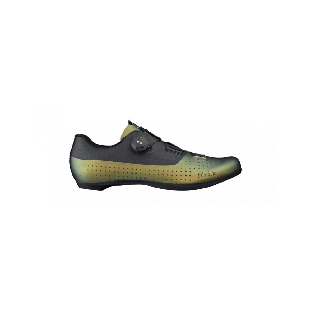 Fizik R4 Tempo Overcurve road cycling shoes with BOA closure and carbon outsole, black and red design, on a white background.