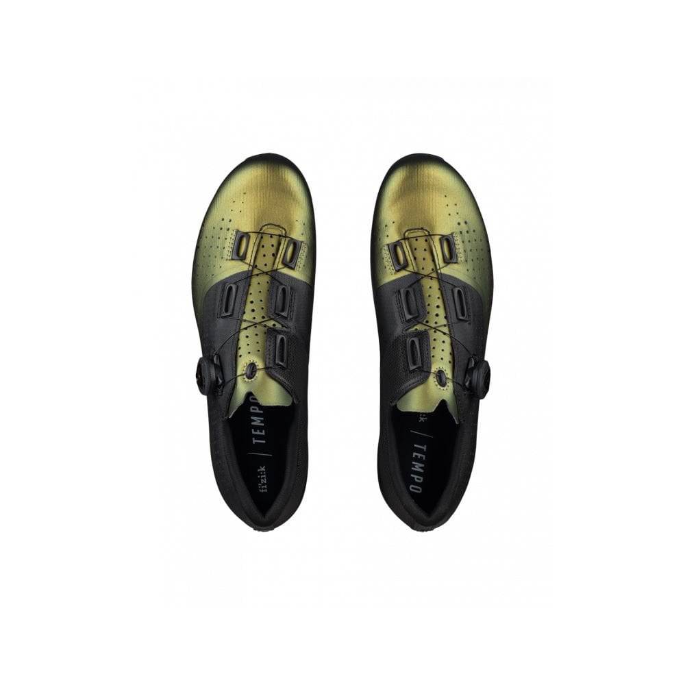 Fizik R4 Tempo Overcurve road cycling shoes with BOA closure and carbon outsole, showing sleek black design and secure fit.