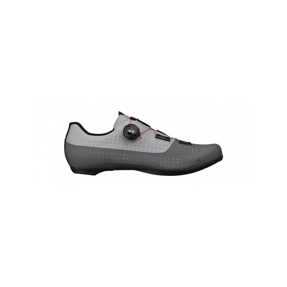 Fizik R4 Tempo Overcurve road cycling shoes with BOA closure and carbon outsole, shown in a close-up view.