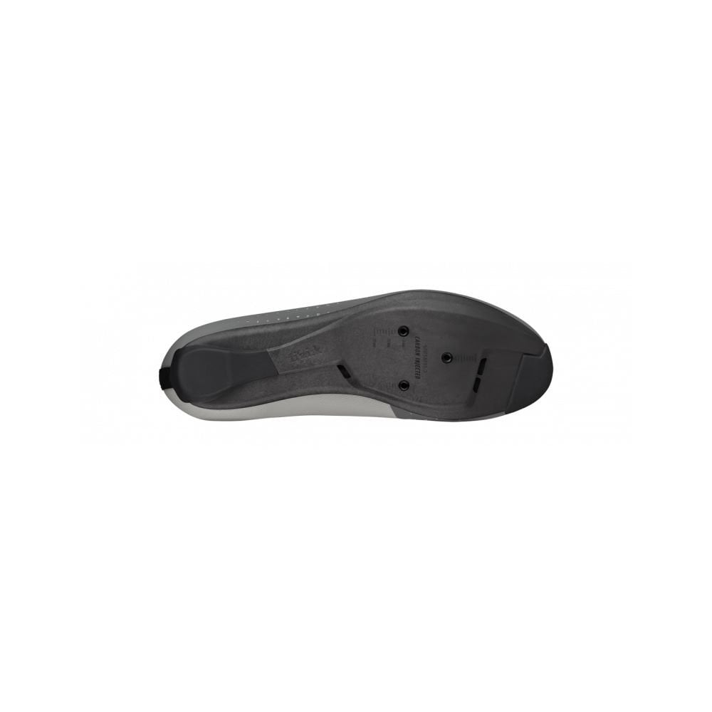 Fizik R4 Tempo Overcurve road cycling shoes with BOA closure and carbon outsole, designed for performance and comfort.