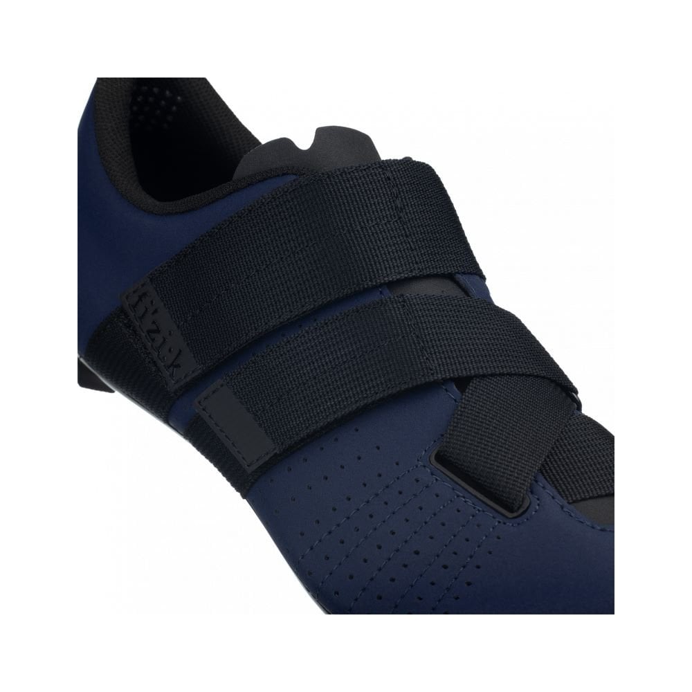 Fizik R5 Tempo Overcurve road cycling shoes with BOA IP1 dial and Velcro strap, featuring aerodynamic design and breathable mesh.