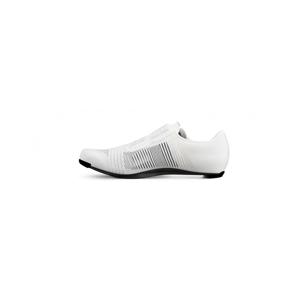 Fizik Vento Powerstrap Aeroweave road cycling shoes with R3 carbon outsole, featuring breathable Aeroweave material and secure fastening.