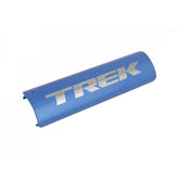 Trek Verve+ 3 RIB battery cover in chrome alpine blue, a protective component for the 2022 electric bike.