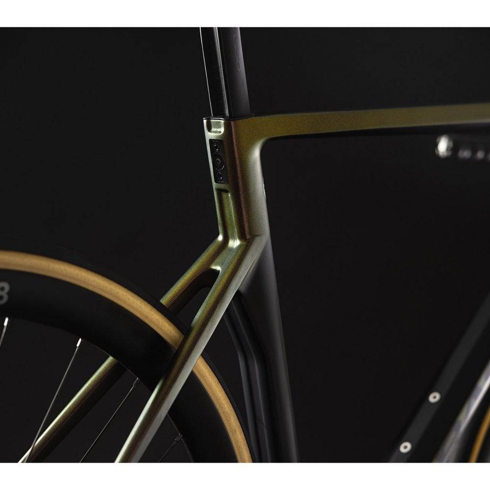 Basso Diamante SV road frameset with aerodynamic design and disc brake mounts, showcasing sleek carbon frame and geometry.