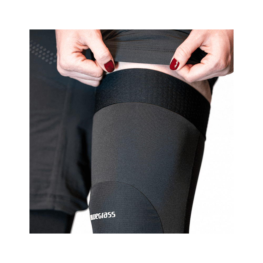 Bluegrass Aura Core Level 2 certified MTB knee pads in blue for trail and enduro protection, featuring durable padding and secure straps.