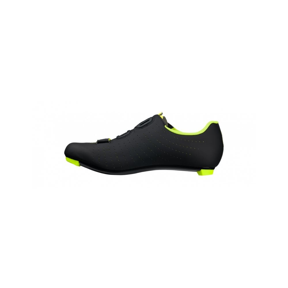 Fizik X4 Terra gravel cycling shoes with adjustable fit and durable outsole, designed for gravel riding and cycling footwear.
