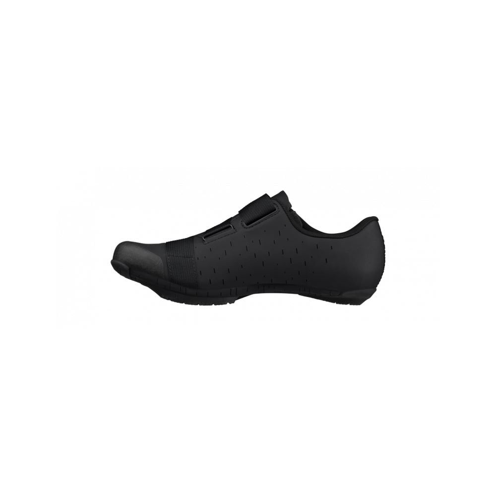 Fizik X4 Terra gravel cycling shoes with adjustable fit and durable outsole, shown in a natural outdoor setting.