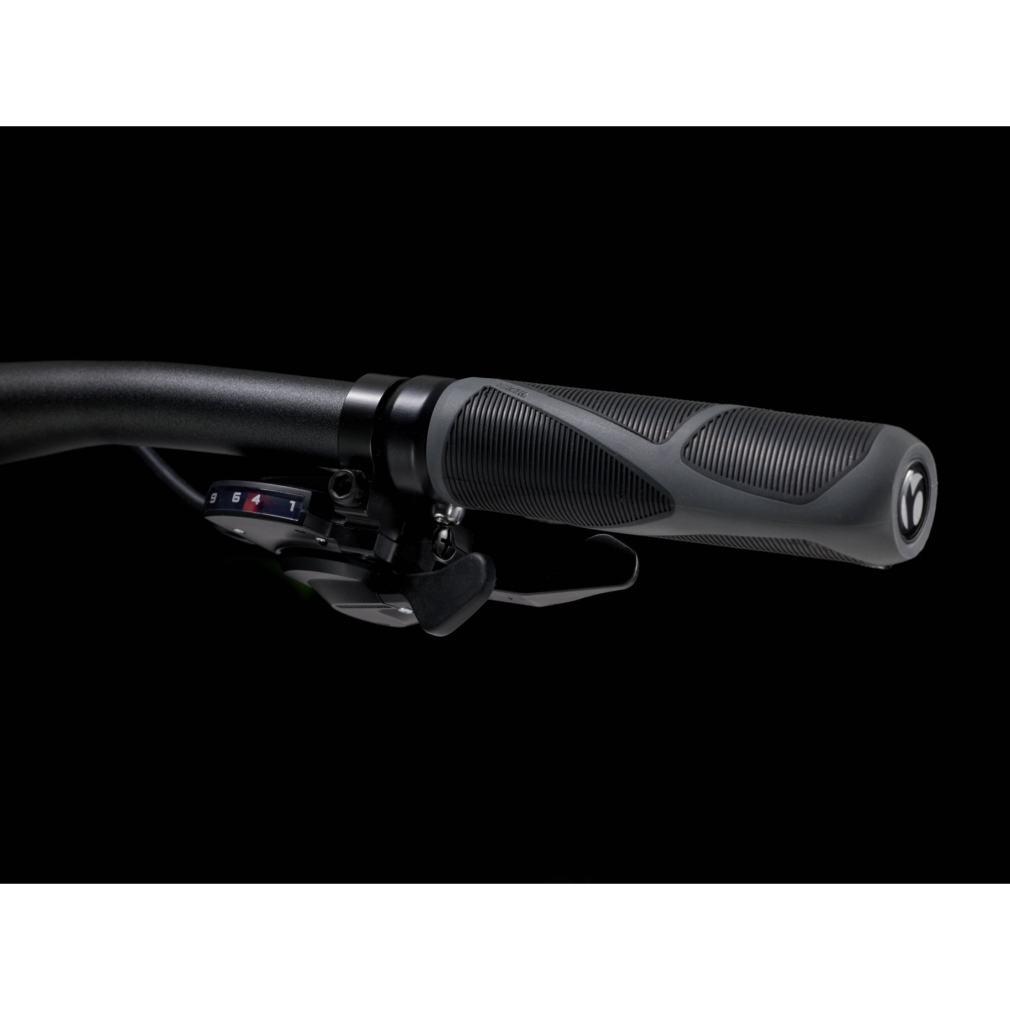 Trek Dual Sport 2 hybrid bike with Shimano 9-speed gears and hydraulic disc brakes, suitable for city and off-road riding.