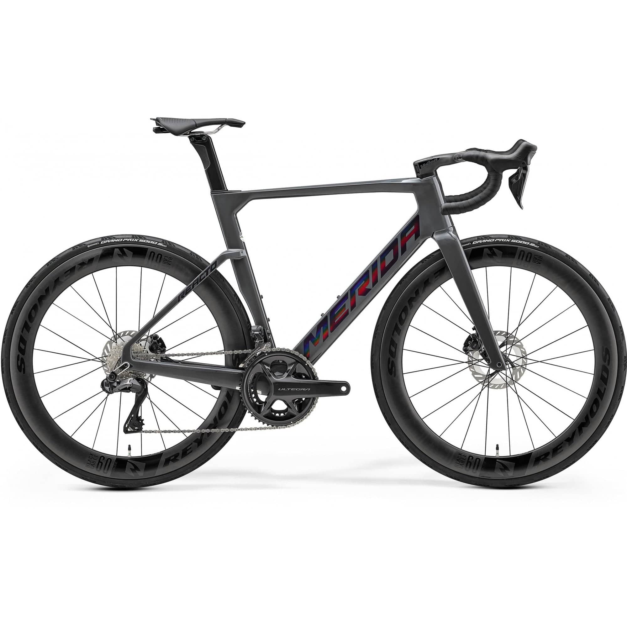 Merida Reacto 9000 Aero Road Bike with hydraulic disc brakes and wide tire compatibility, featuring a sleek aerodynamic frame.