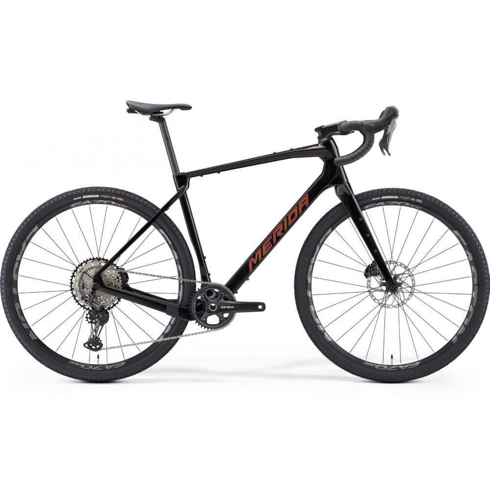 Merida Silex 7000 gravel bike with Shimano GRX 822 components and hydraulic disc brakes, showcasing the bike's frame and wheel details.
