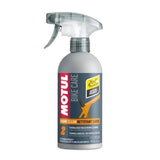 Motul Frame Clean Wet bike frame cleaner bottle showing 500ml capacity, designed for removing dirt and grease from motorcycle frames.