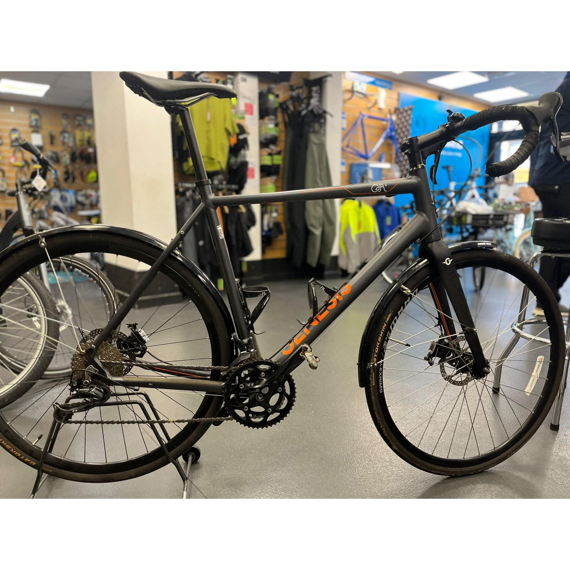 Genesis CDA 20 men's road bike with 700c wheels, lightweight frame, and performance design for cycling enthusiasts.