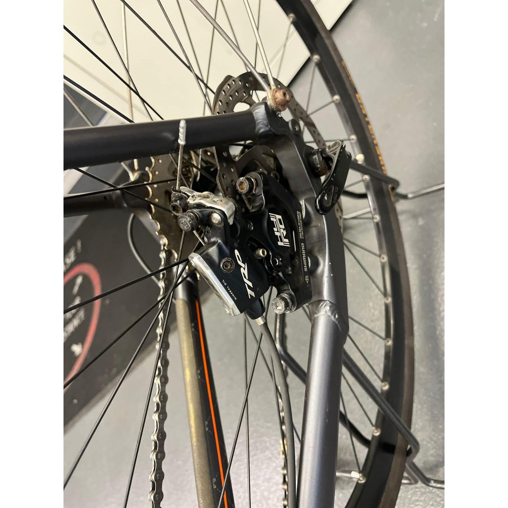 Genesis CDA 20 men's road bike with 700c wheels, lightweight design for performance cycling.