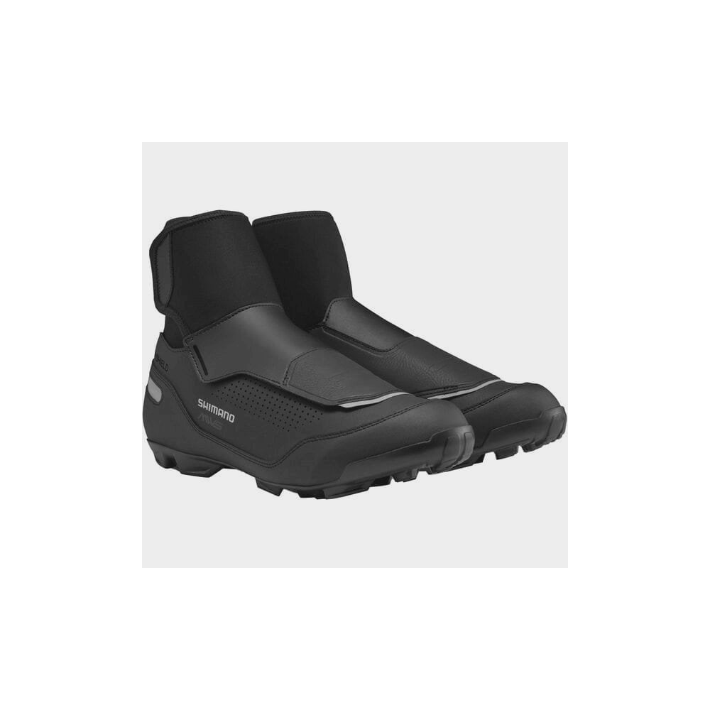 Shimano MW5 MTB shoes with waterproof DryShield material, warm lining, and reflective details for cycling comfort and safety.