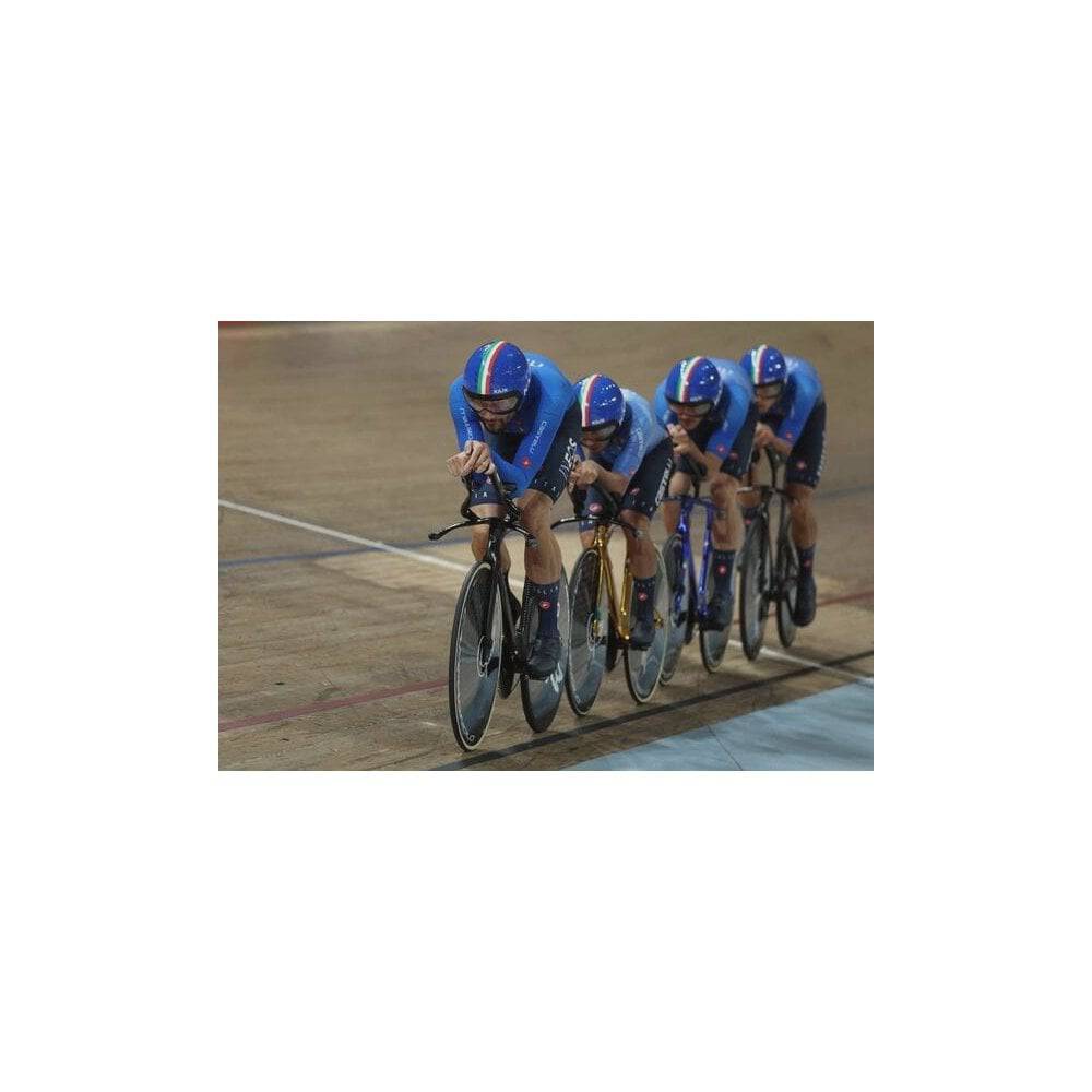Vittoria Pista Oro G2.0 tubular track cycling tyre in black with tan sidewalls for 23-28 inch wheels, made for high-performance cycling.