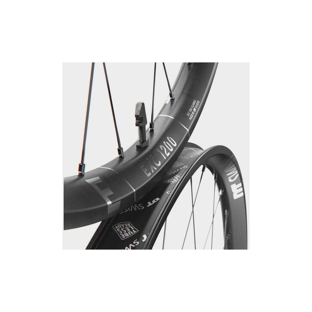 DT Swiss EXC 1200 29-inch front wheel with 30mm carbon rim, BOOST axle, designed for Enduro mountain biking.