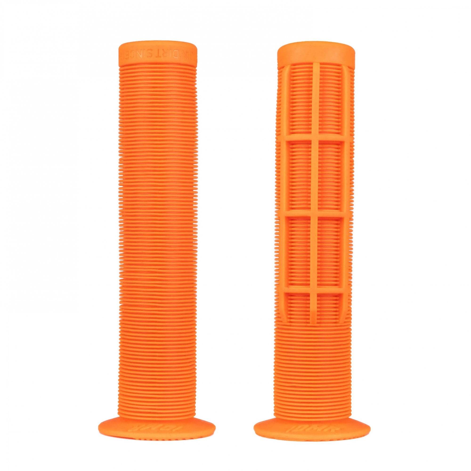 DMR Bikes Grid grips with soft rubber material and waffle pattern, designed for comfortable MTB handlebar grip.