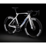 Colnago Y1RS Disc 2025 carbon aero road bike with Shimano Dura-Ace Di2 groupset, featuring aerodynamic frame and disc brakes.