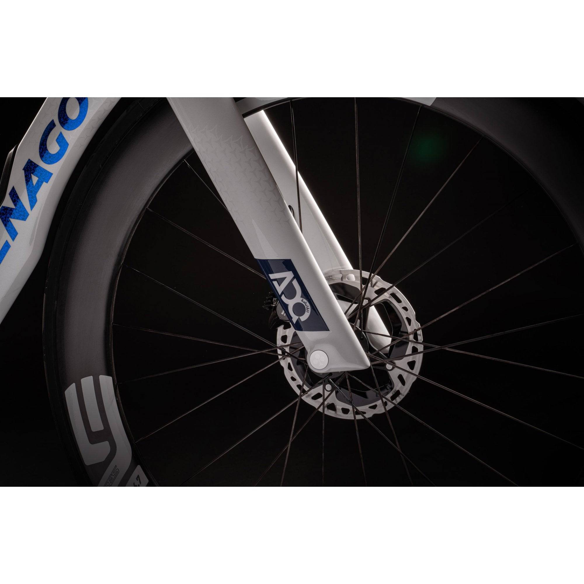 Colnago Y1RS Disc 2025 carbon aero road bike with Shimano Dura-Ace Di2 groupset, featuring aerodynamic frame and disc brakes.