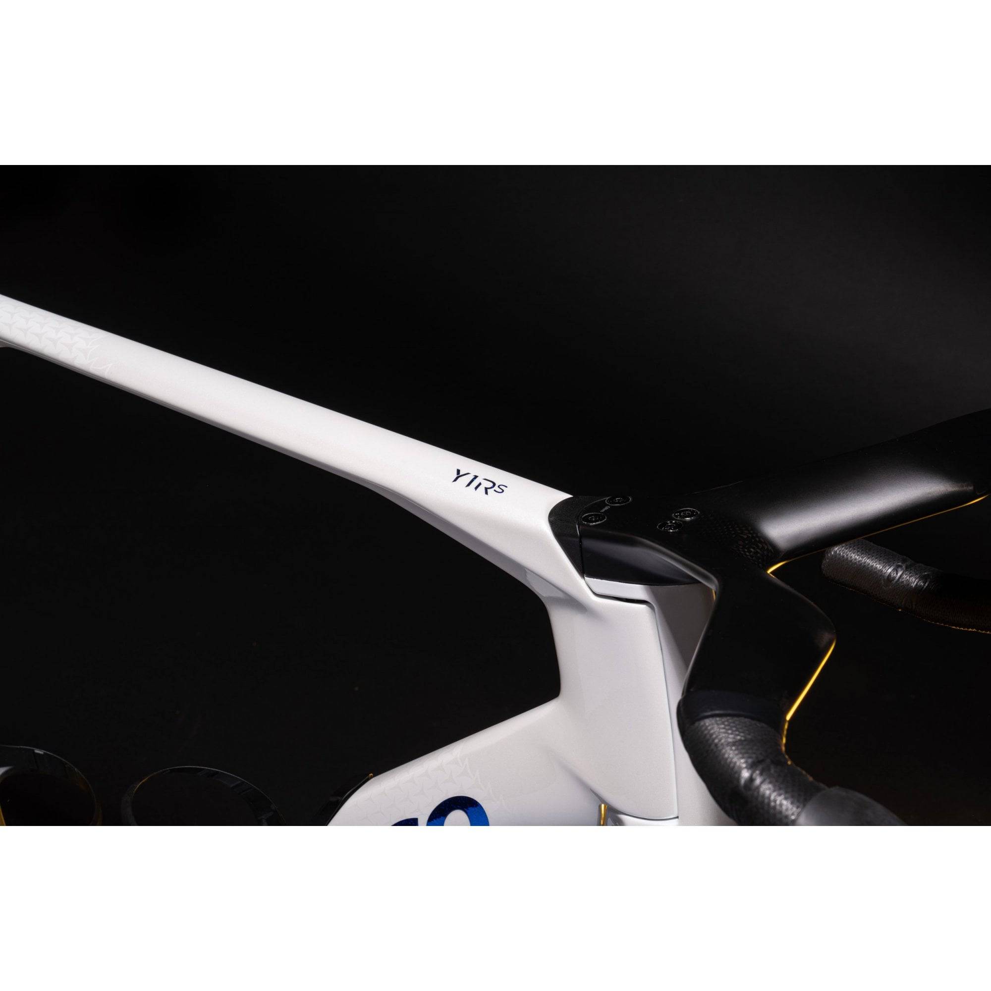 Colnago Y1RS Disc 2025 carbon aero road bike with Shimano Dura-Ace Di2 groupset, featuring aerodynamic frame and disc brakes.