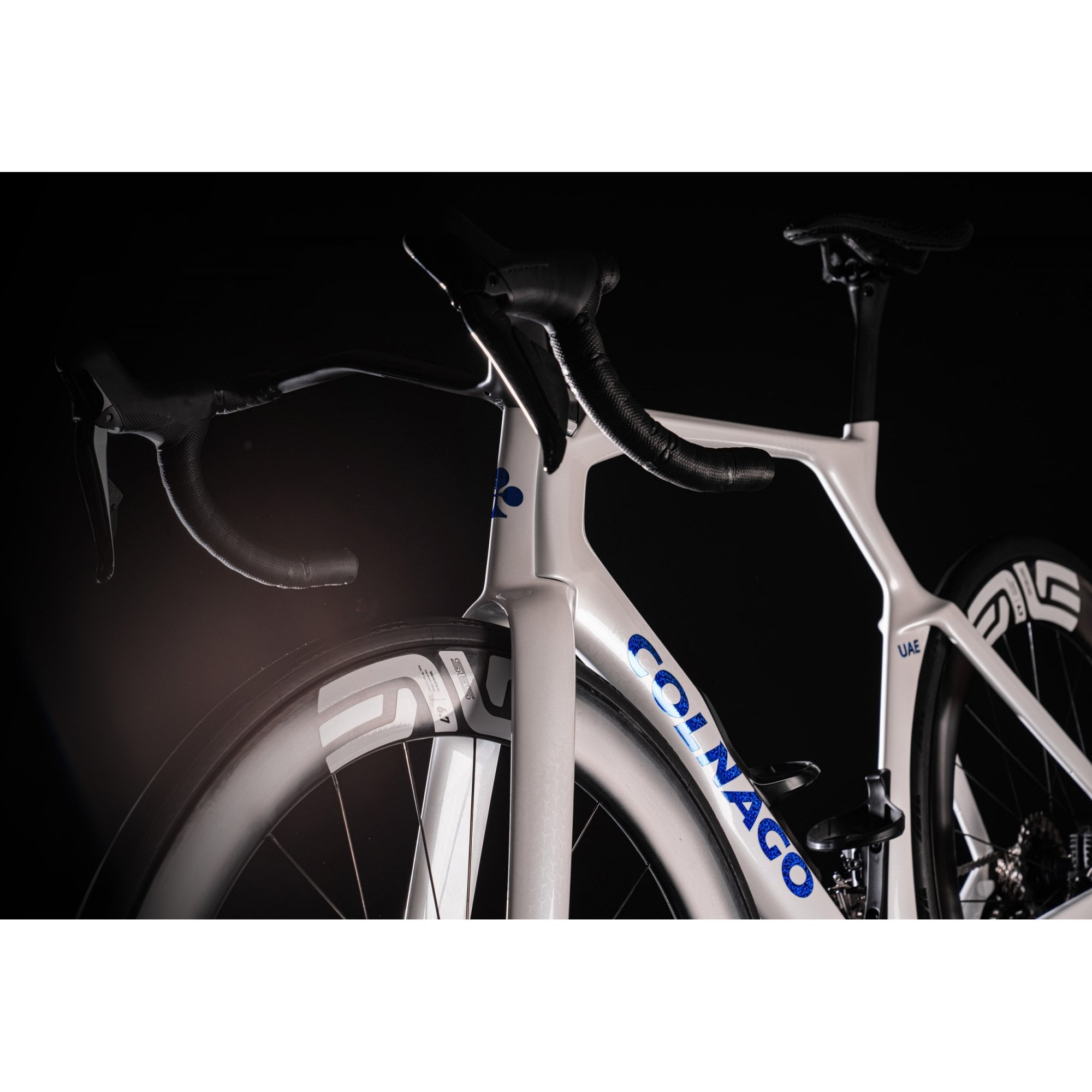 Colnago Y1RS Disc 2025 carbon aero road bike with Shimano Dura-Ace Di2 groupset, featuring aerodynamic frame and disc brakes.