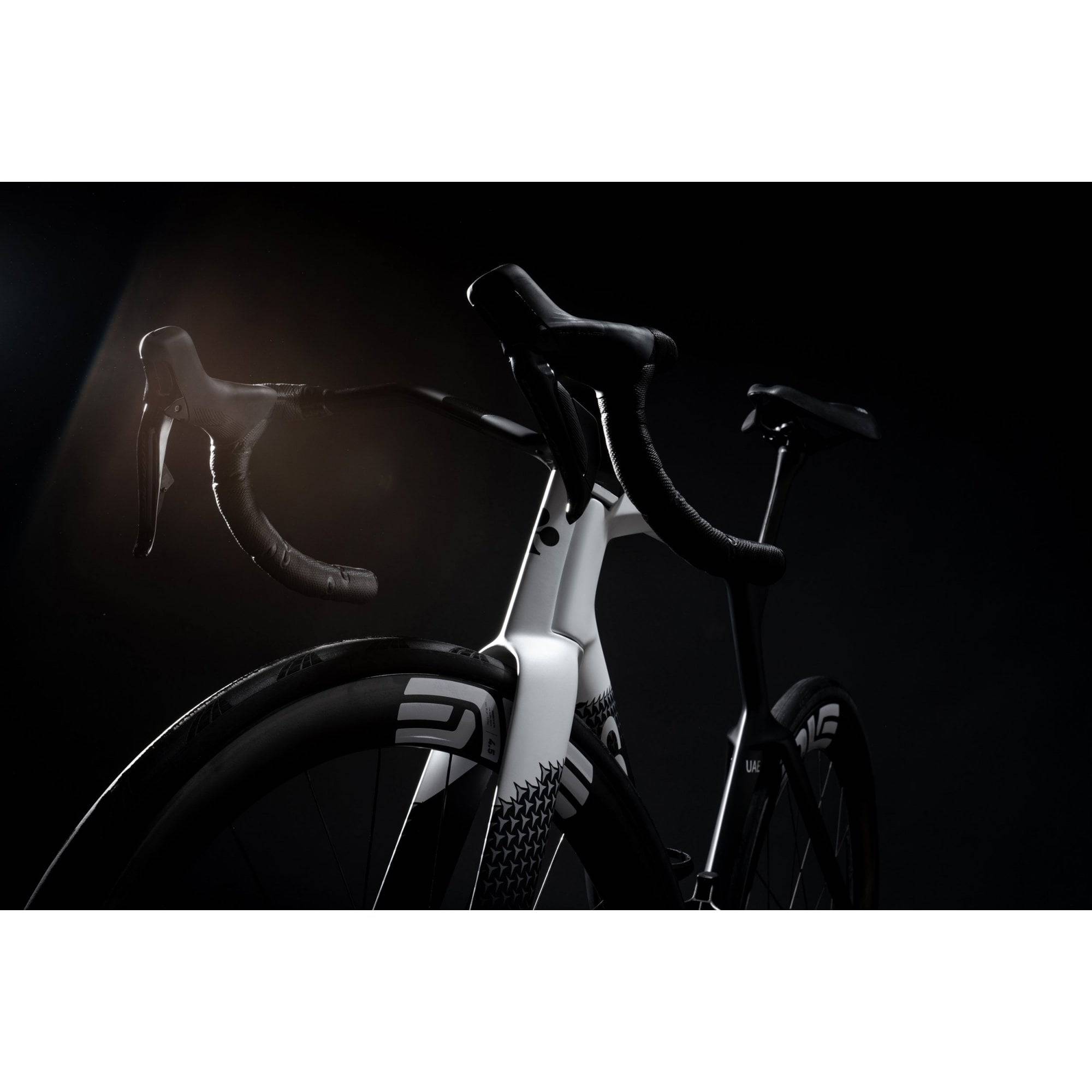 Colnago Y1RS Disc 2025 carbon aero road bike with Shimano Dura-Ace Di2 groupset, featuring aerodynamic frame and disc brakes.