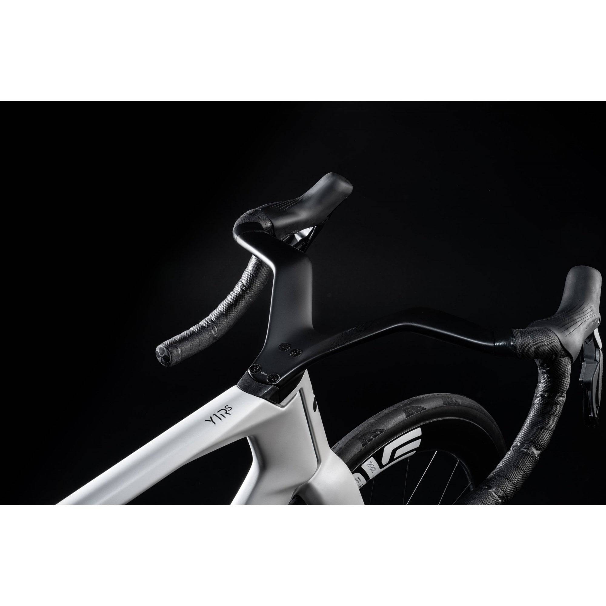 Colnago Y1RS Disc 2025 carbon aero road bike with Shimano Dura-Ace Di2 groupset, featuring aerodynamic frame and disc brakes.