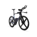 Giant Trinity Advanced SL 0 triathlon bike with aerodynamic frame, integrated hydration system, and disc brakes for high performance.