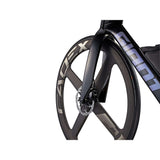 Giant Trinity Advanced SL 0 triathlon bike with aerodynamic frame, integrated hydration system, and disc brakes, ready for racing.