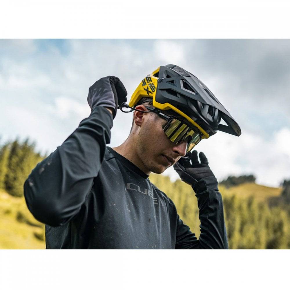 Mavic Deemax Pro MIPS mountain bike helmet with advanced protection, ventilation, and adjustable straps for cycling safety.