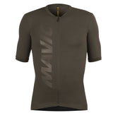 Mavic Aksium short sleeve cycling jersey with UPF 30 sun protection and reflective details, designed for active cycling wear.