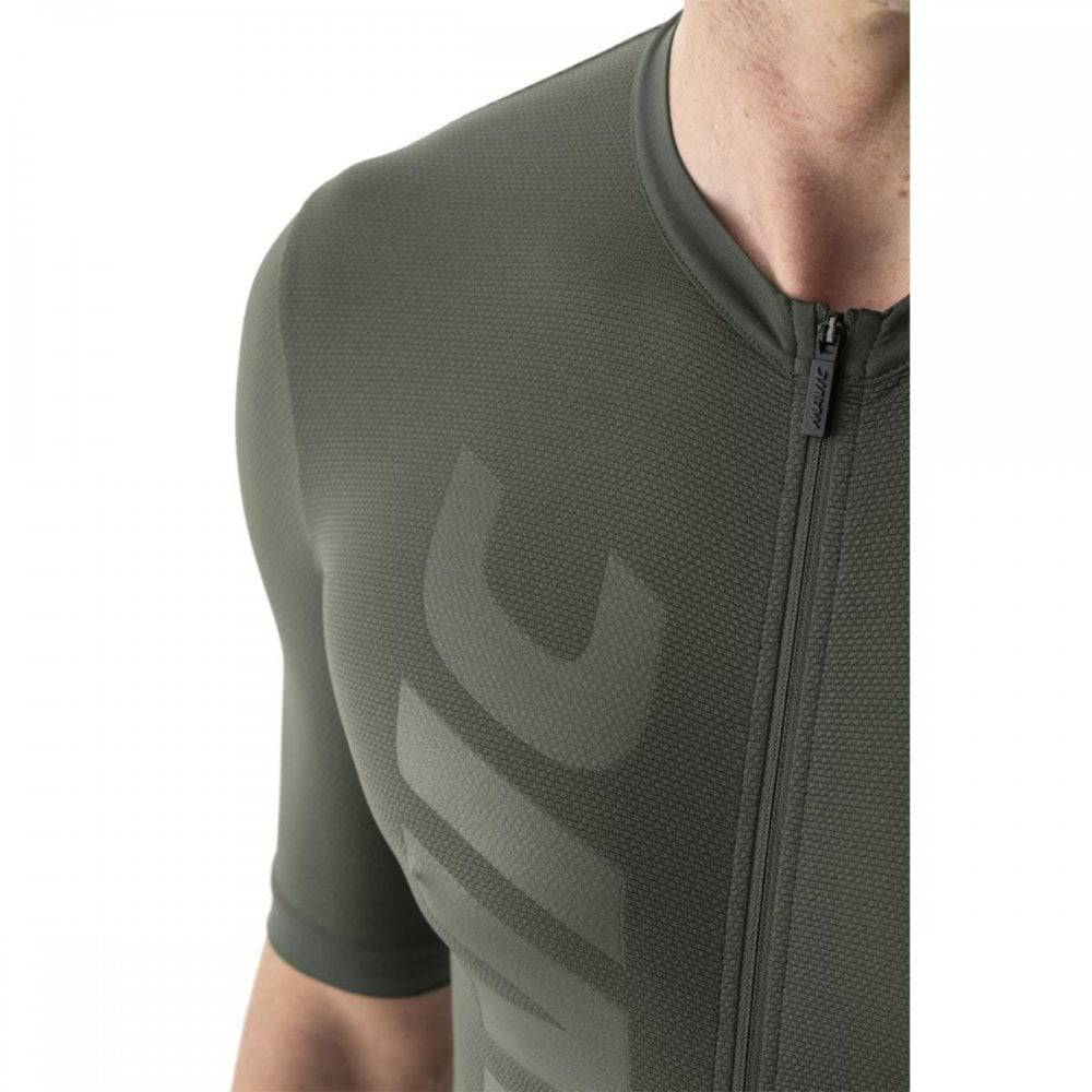 Mavic Aksium short sleeve cycling jersey with UPF 30 protection and reflective details, designed for breathable comfort.