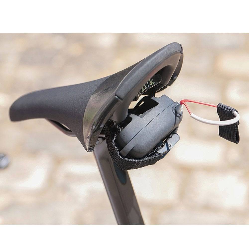 Zefal Bike Taxi Tow Rope connected to a bike and e-bike, universal tow accessory with quick installation for biking safety and convenience.